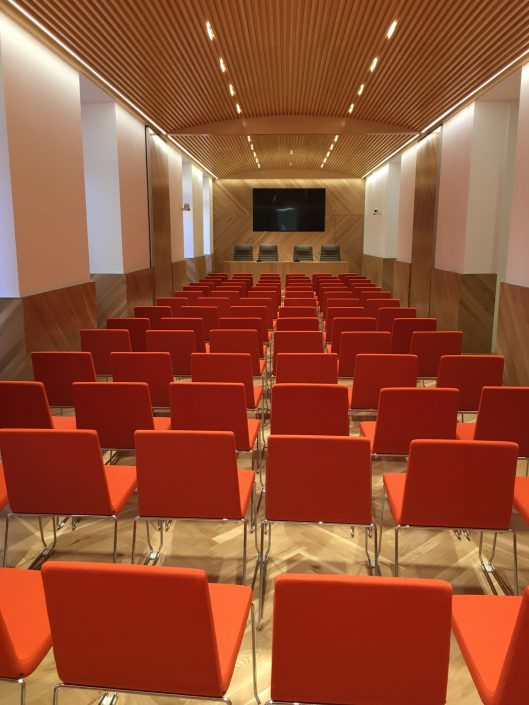 Sala de reuniones sillas naranjas
