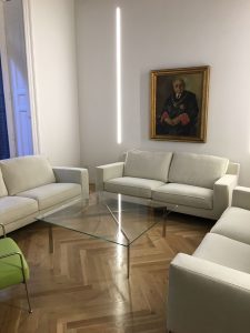 Salón sofás blancos